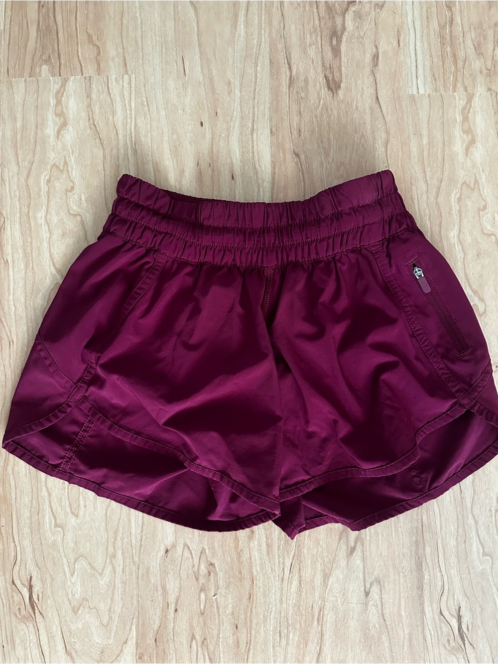 Size 2 Lulu Mid Rise Hotty Hot 4inch